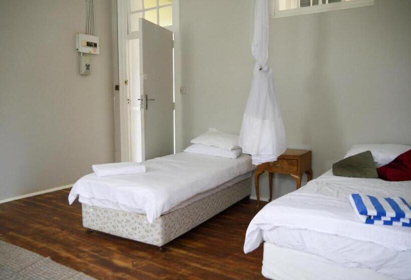 פנסיון The Old School