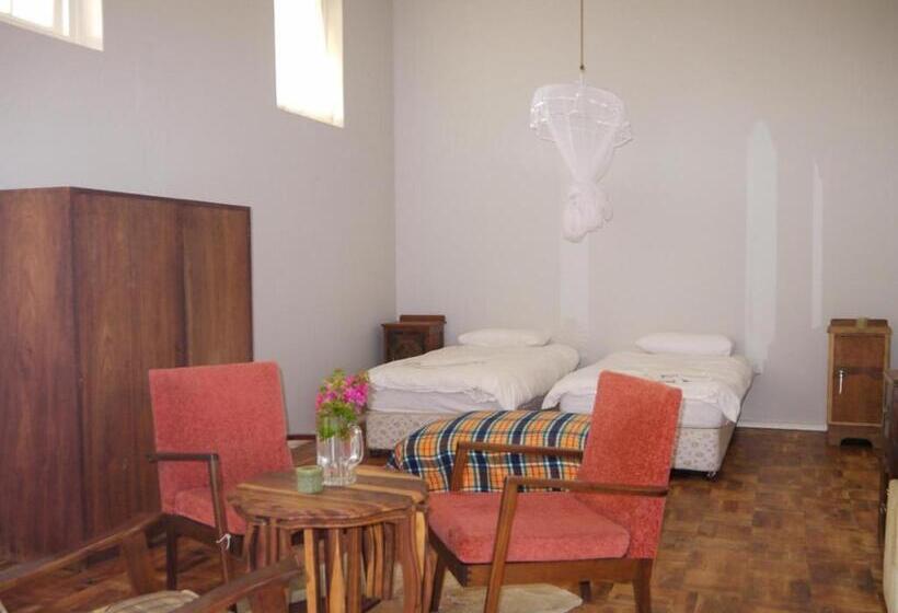 פנסיון The Old School