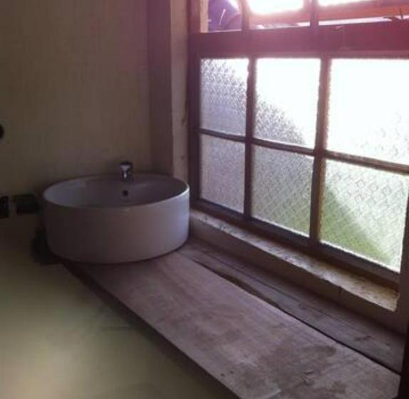 تختخواب و صبحانه Wild West Guesthouse Masaka