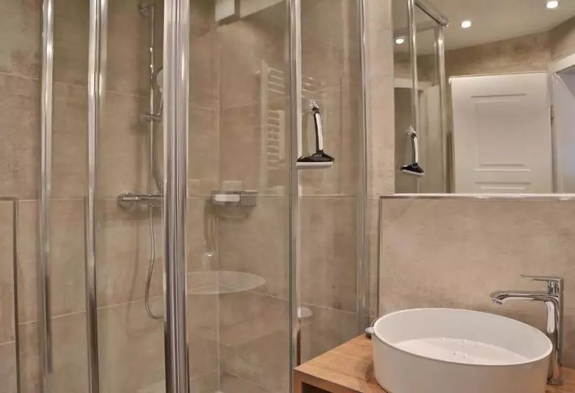 هتل Haus Montana