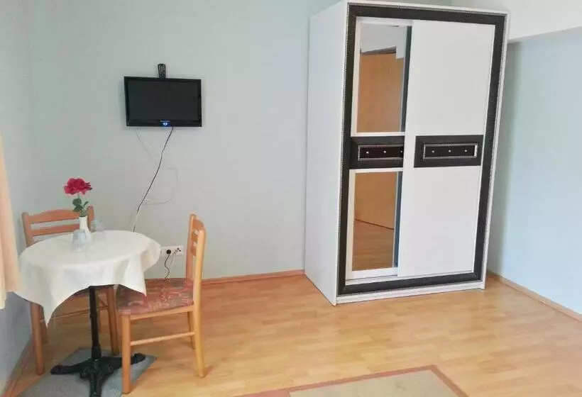 Hotelli Pension Weisses Lamm