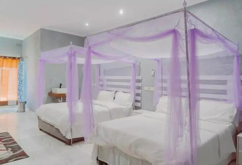 هتل Adams Lodges Ltd