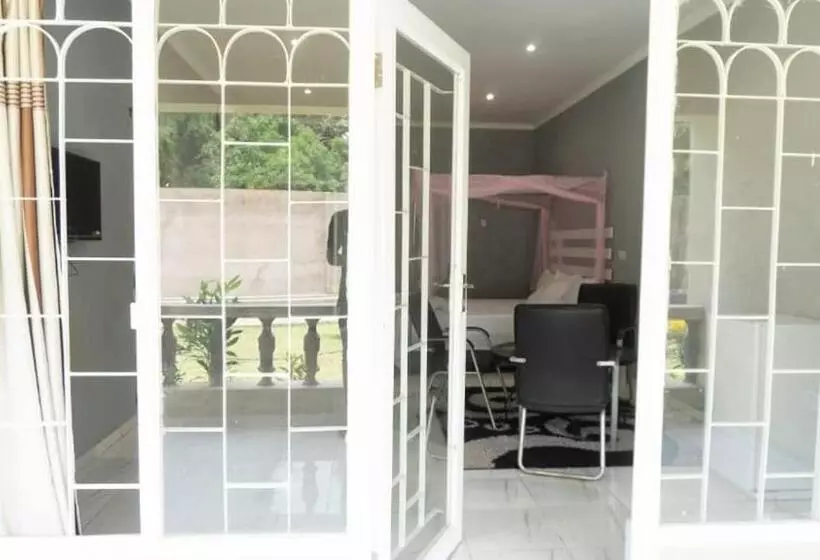 هتل Adams Lodges Ltd