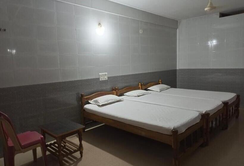 Отель Staymaker Deepak