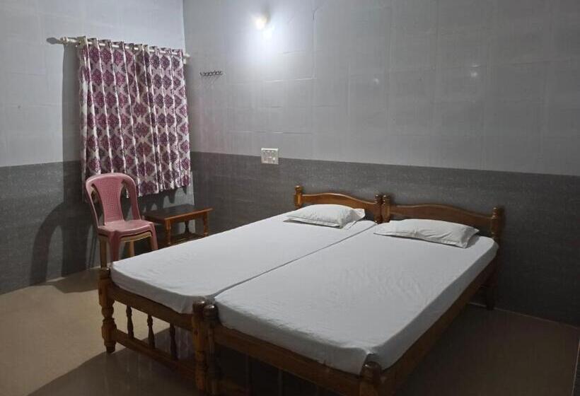 Отель Staymaker Deepak