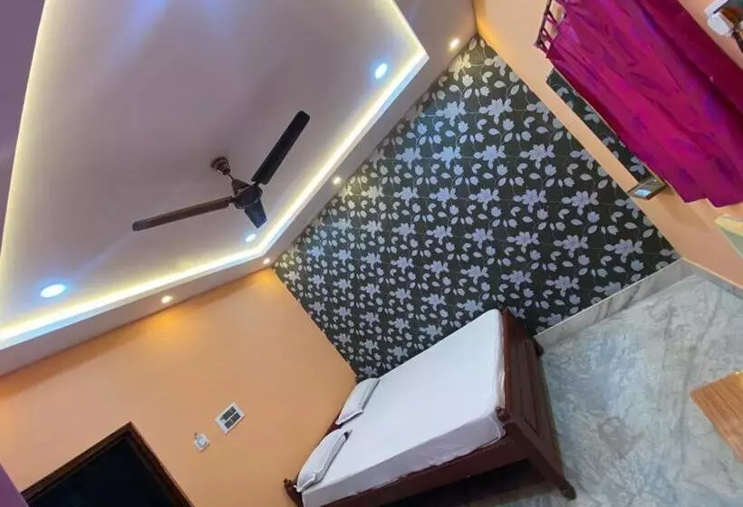 ホテル Subhankar Guest House