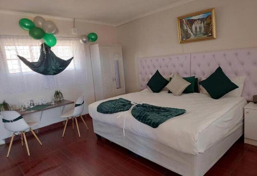 פנסיון Nyamish Lounge & Guest House