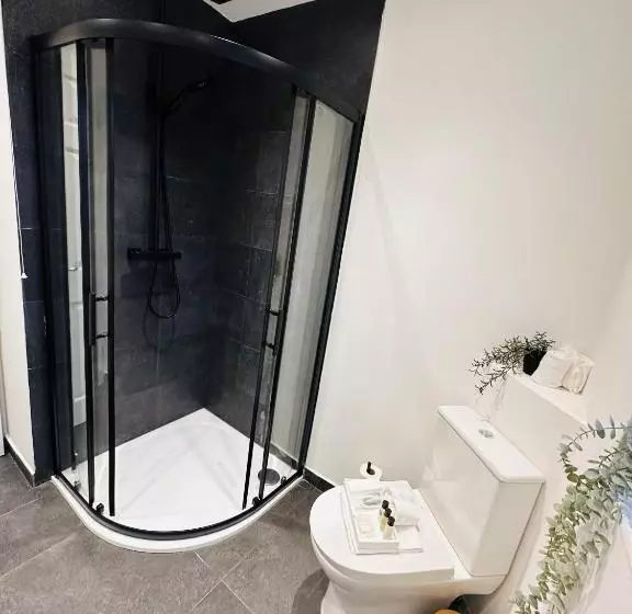 Majatalo R1   En Suite Private Room In Birmingham House   Quinton