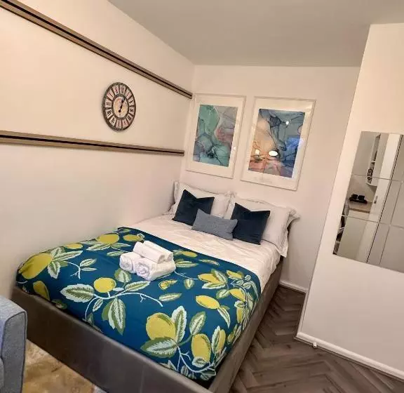 Majatalo R1   En Suite Private Room In Birmingham House   Quinton