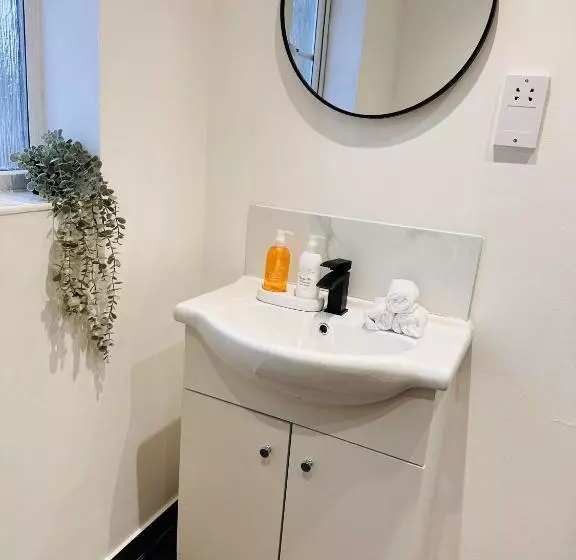 Majatalo R1   En Suite Private Room In Birmingham House   Quinton