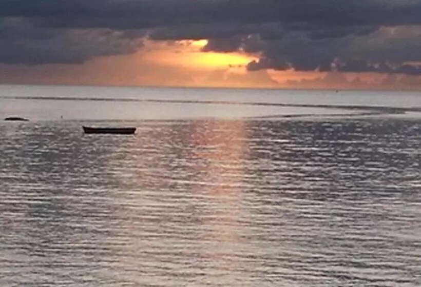تختخواب و صبحانه Le Petit Paradis