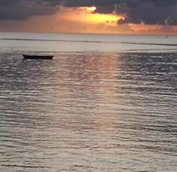 تختخواب و صبحانه Le Petit Paradis