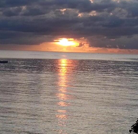 تختخواب و صبحانه Le Petit Paradis