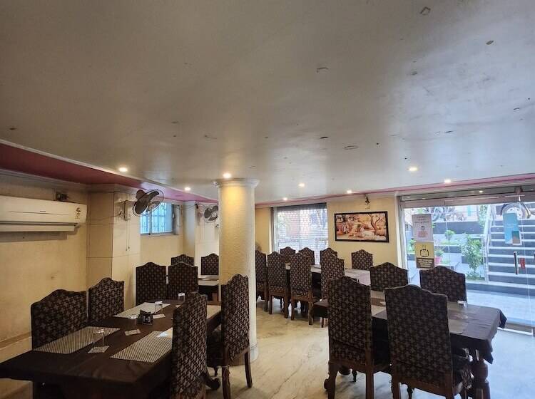 Отель Priyanka International