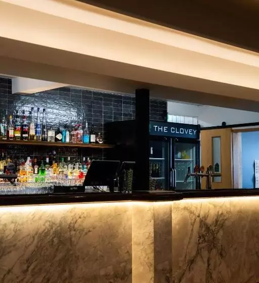 The Clovercrest Hotel Motel