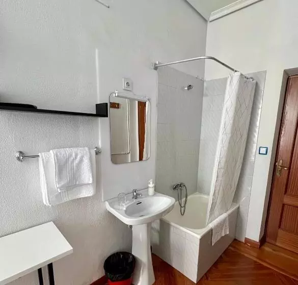 پانسیون Hostal Conde De Alba