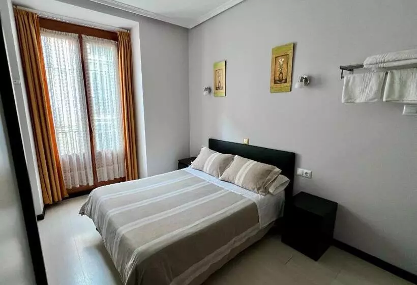 پانسیون Hostal Conde De Alba