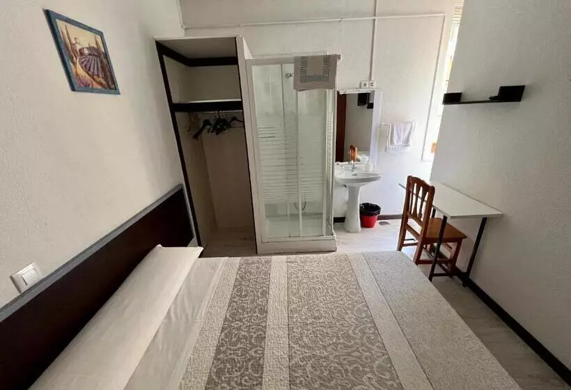 پانسیون Hostal Conde De Alba