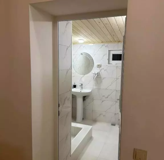 پانسیون Mamuka Chartolani Guesthouse