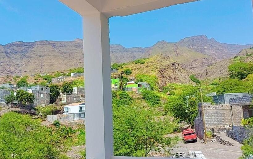 تختخواب و صبحانه Top D  Coroa