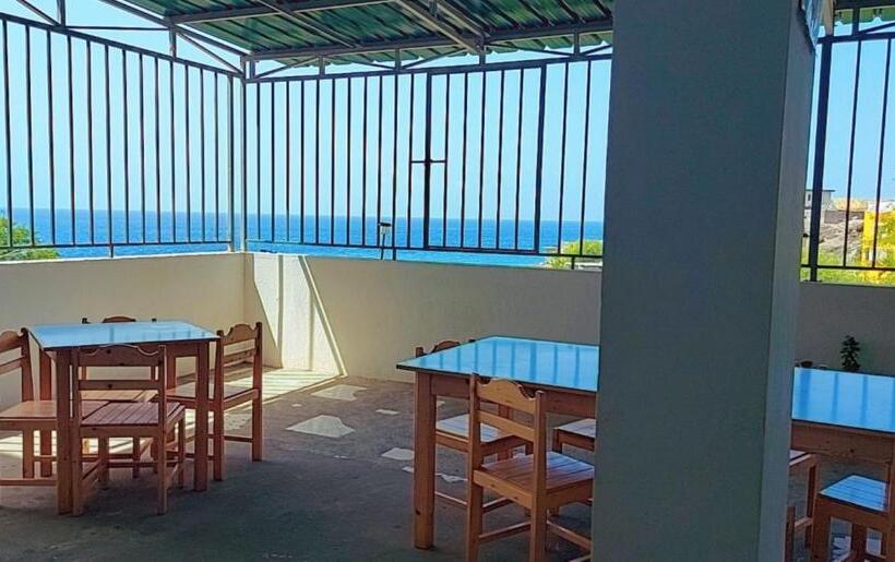 تختخواب و صبحانه Top D  Coroa