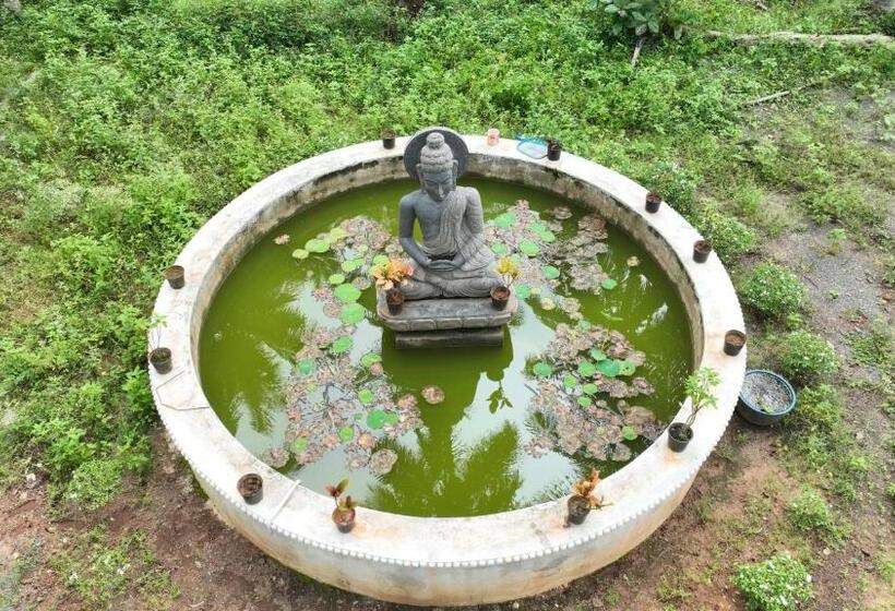 בית מלון כפרי Brindavanam Resort