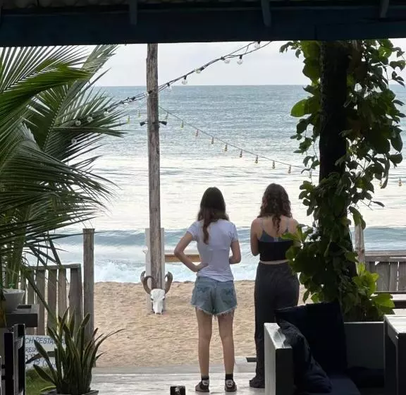 ホテル Arugambay Surf Resort