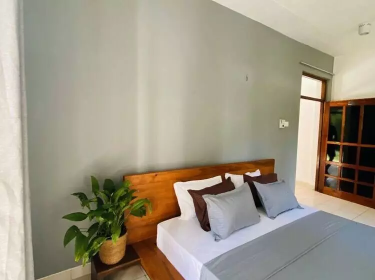 Hotelli Surf N Spice   Hiriketiya