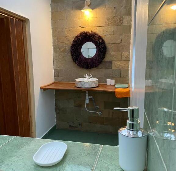 استراحتگاه Emirishoi Cottages And Garden Bistro