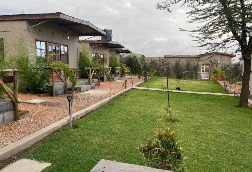 استراحتگاه Emirishoi Cottages And Garden Bistro