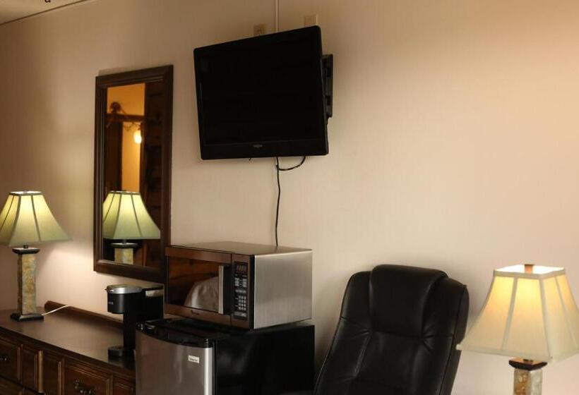 호텔 Bridge Inn Tomahawk  1st Floor, 2 Queen Size Bed, Walkout, River View