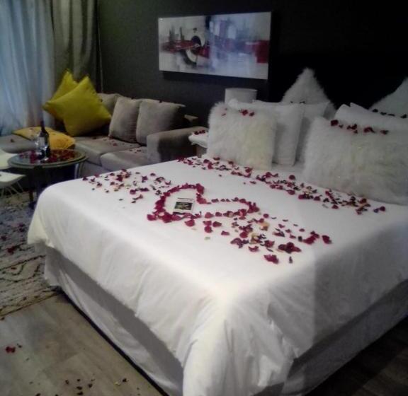 هتل Menylyn Maine Residences Trilogy 913