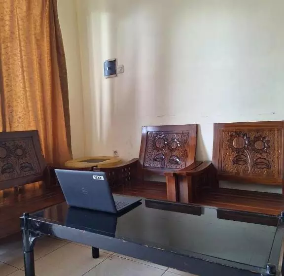 Hotelli Oyo 93280 Villa Efita