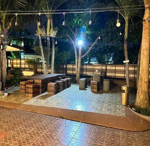 ペンション ดราก้อน พูลวิลล่า บ้านสวนพัทยา