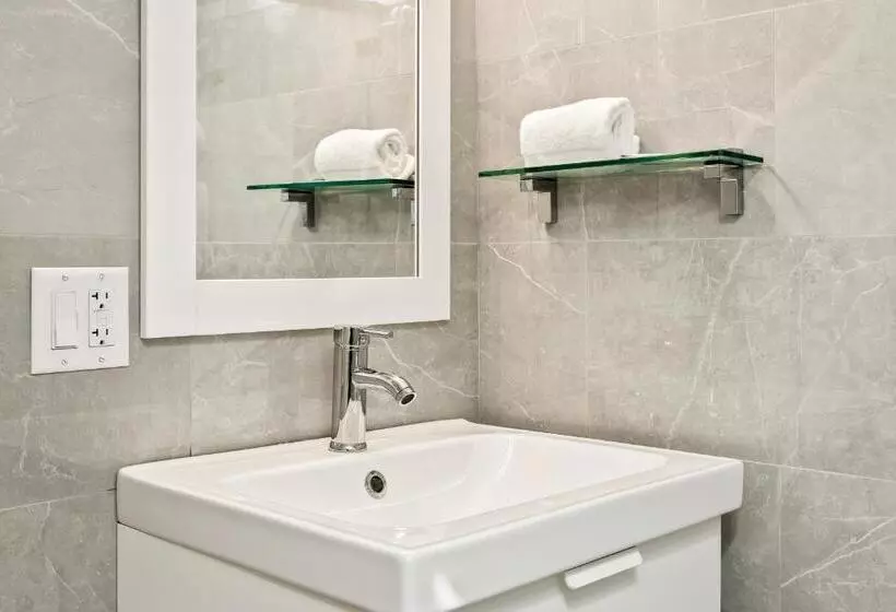 Hotelli Boutique Room Steps From Downtown Mall Rose Jean   Room 5