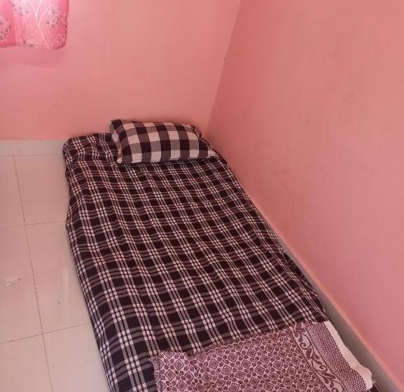 Majatalo A One Bhakt Nivas, Akkalkot