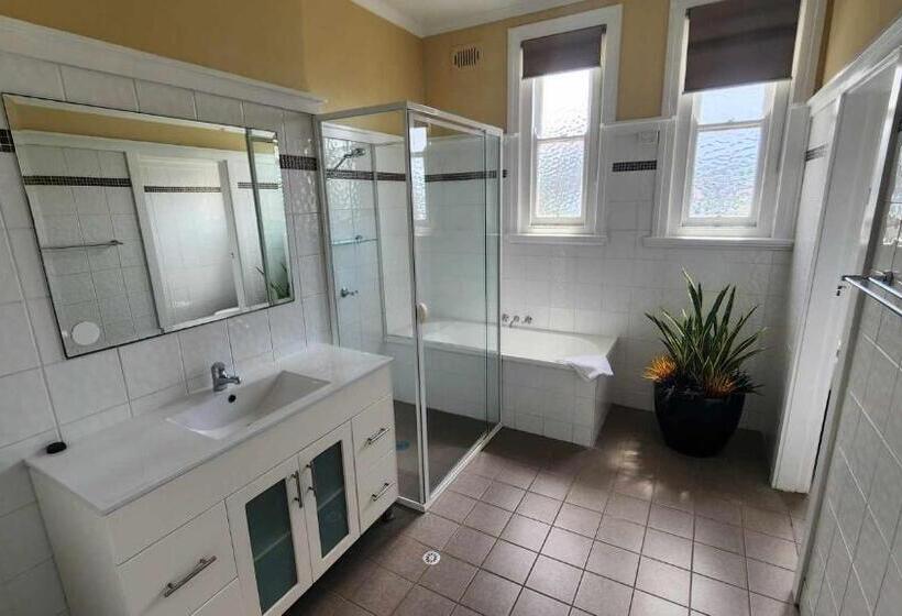 Отель Lambton Park