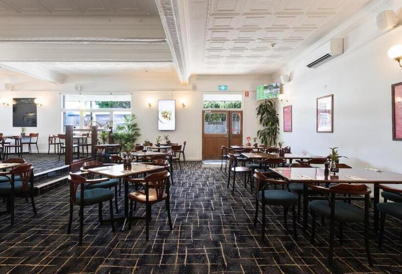 Отель Lambton Park