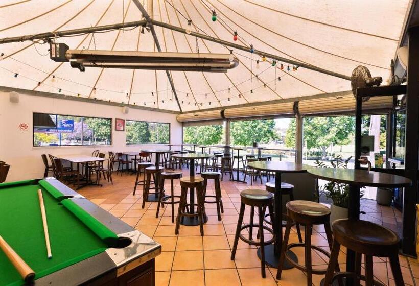 Отель Lambton Park