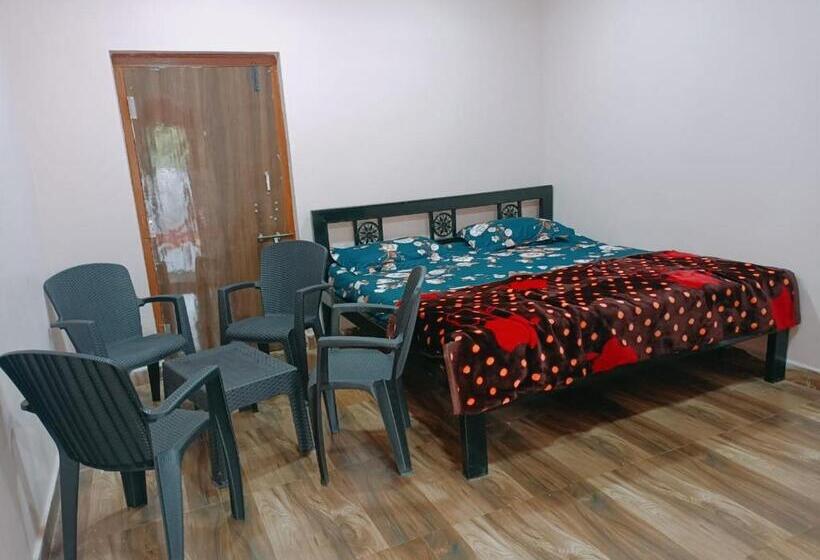 פנסיון Aditya Residency