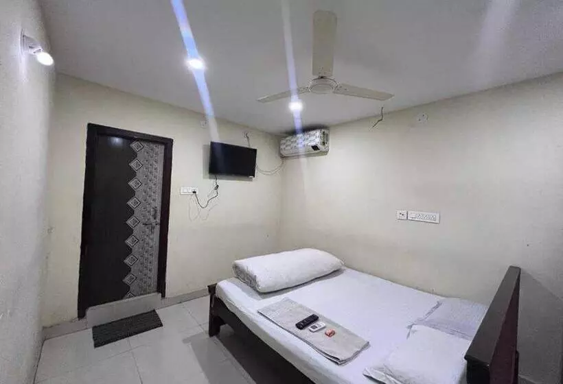 ホテル Oyo Flagship Shiva Lodge