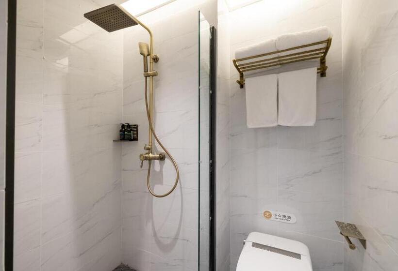 East Sacred Hotel Very Close To The Drum Tower And Nanluoguxiang Houhai Bar Very Close To The Bird