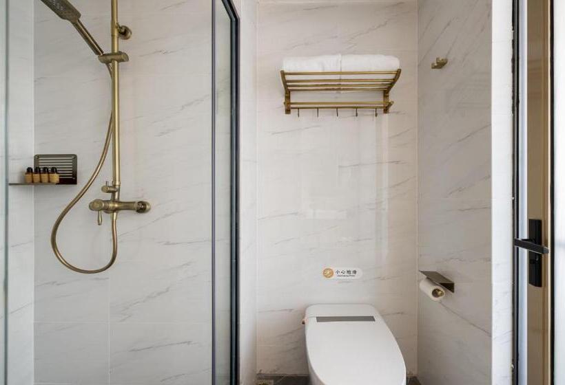 East Sacred Hotel Very Close To The Drum Tower And Nanluoguxiang Houhai Bar Very Close To The Bird