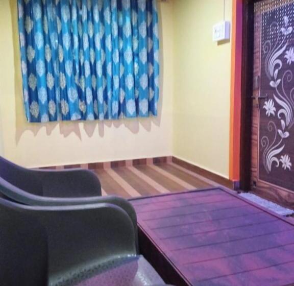 پانسیون Savitri Guest House