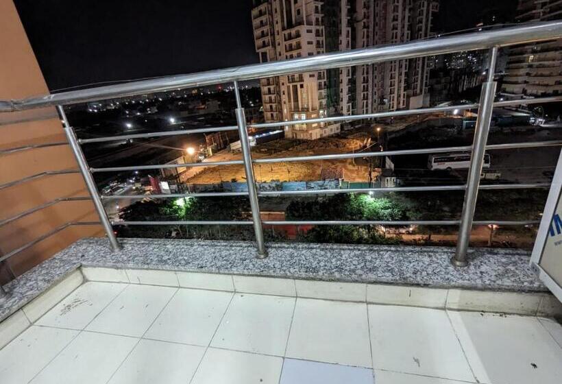 پانسیون The Crown S Studio