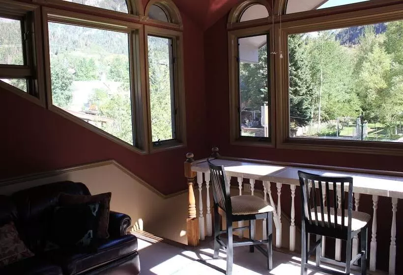 هتل Black Bear Manor