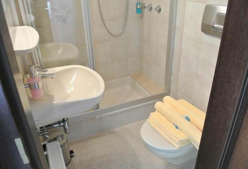 Отель Frühstückspension Paradiesgartl