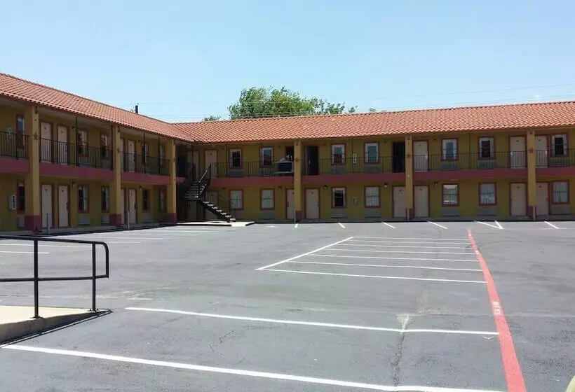 ホテル Taylor Village Inn And Suites