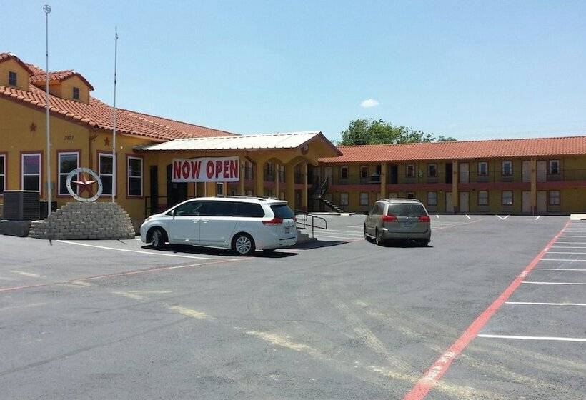 فندق Taylor Village Inn And Suites