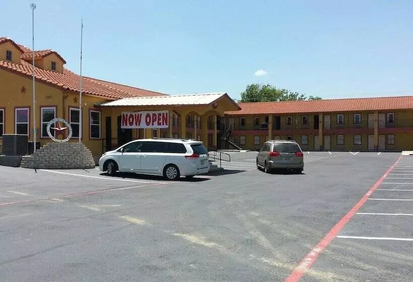 ホテル Taylor Village Inn And Suites